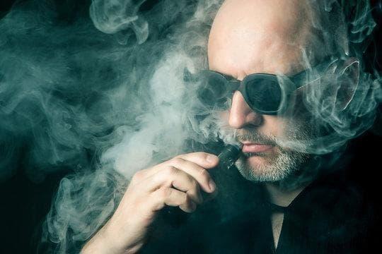 Why poker pros and amateur poker players are turning to electronic cigarettes vs cigarettes and how it affects focus at the table